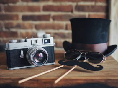 10 idées de photobooth DIY avec props recyclés et moins de 50 € de budget matériel