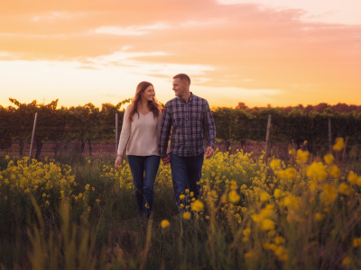 Quel plan lumière louer pour sublimer vos photos de couple au coucher du soleil dans un champ ou un vignoble