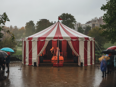Plan B pluie : comment aménager une cérémonie extérieure sous barnum sans sacrifier la décoration