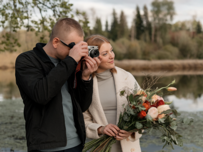 Comment organiser un timing photo couple de 20 minutes pour obtenir 15 images variées avec lumière naturelle