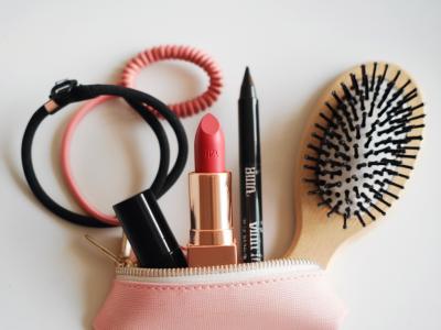 Comment préparer une trousse de secours beauté qui sauve votre maquillage et votre coiffure toute la journée
